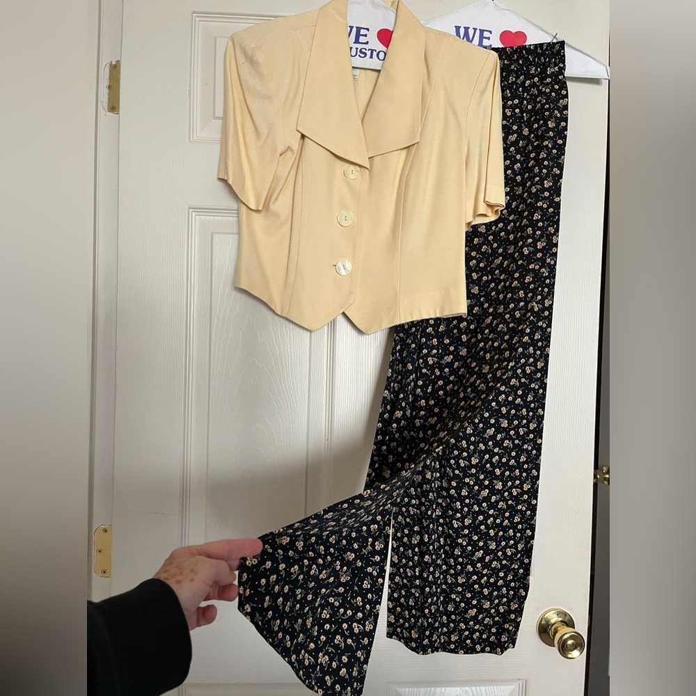 Gorgeous Ladies Two Piece Pants Suit Size 6 Petite